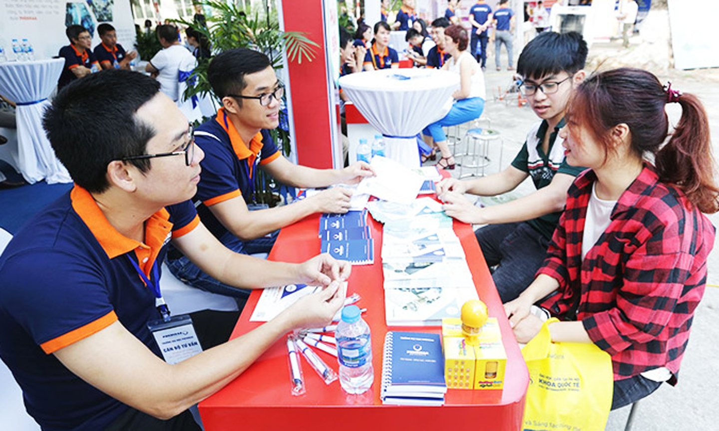 Thí sinh được tư vấn lựa chọn nguyện vọng trước mỗi mùa tuyển sinh. Ảnh: TTXVN 