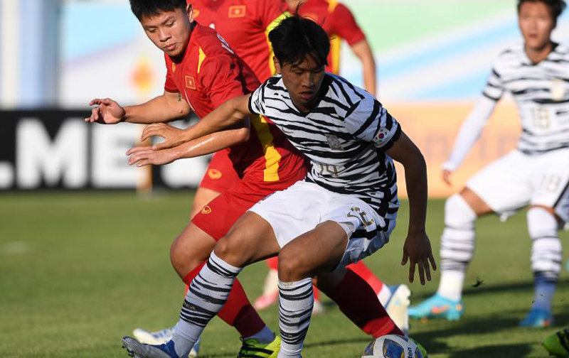 Nỗ lực phòng ngự của U23 Việt Nam thất bại ở phút 63. Ảnh: AFC