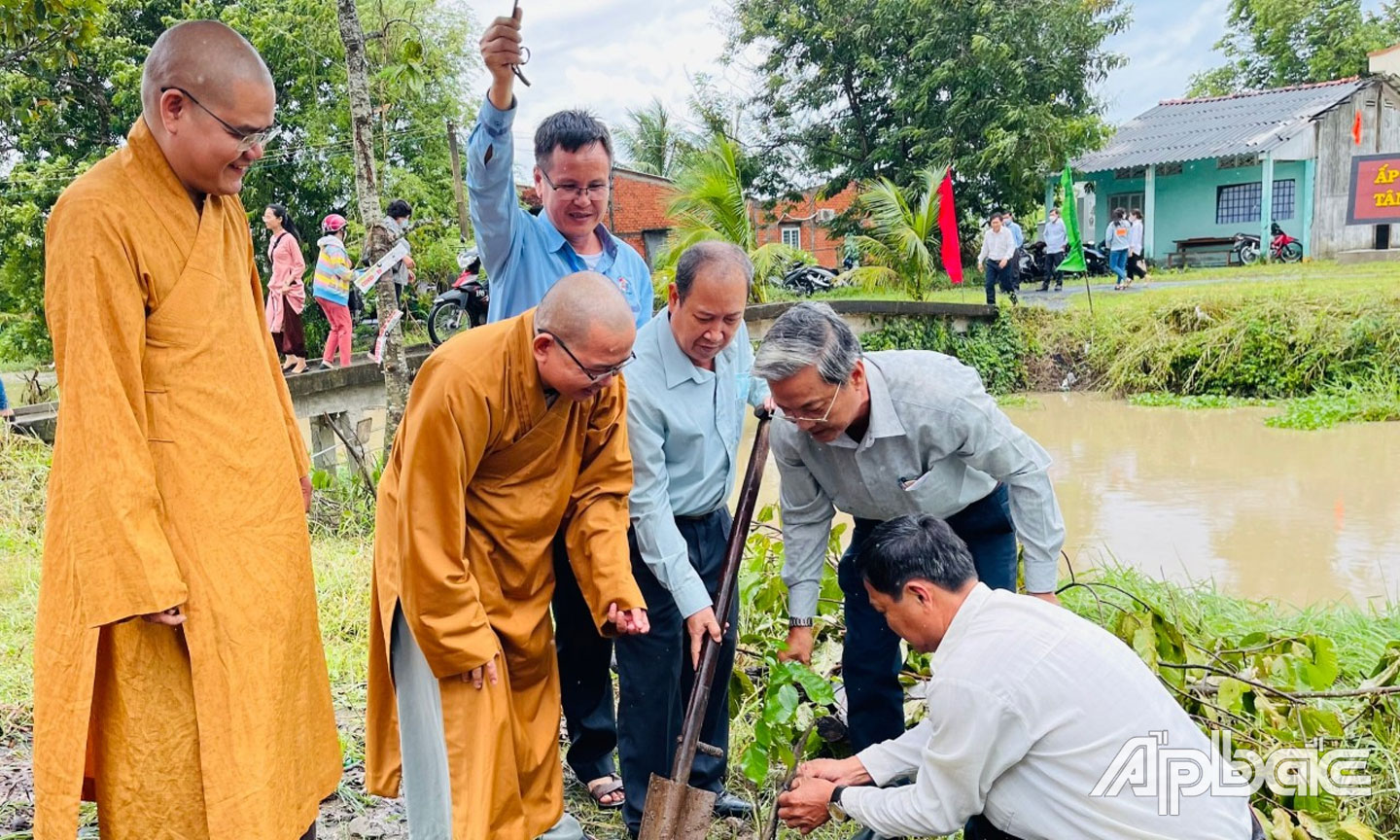 Lãnh đạo UB MTTQ tỉnh, Huyện Chợ Gạo, Giáo Hội Phật Giáo và đơn vị tài trợ trồng cây