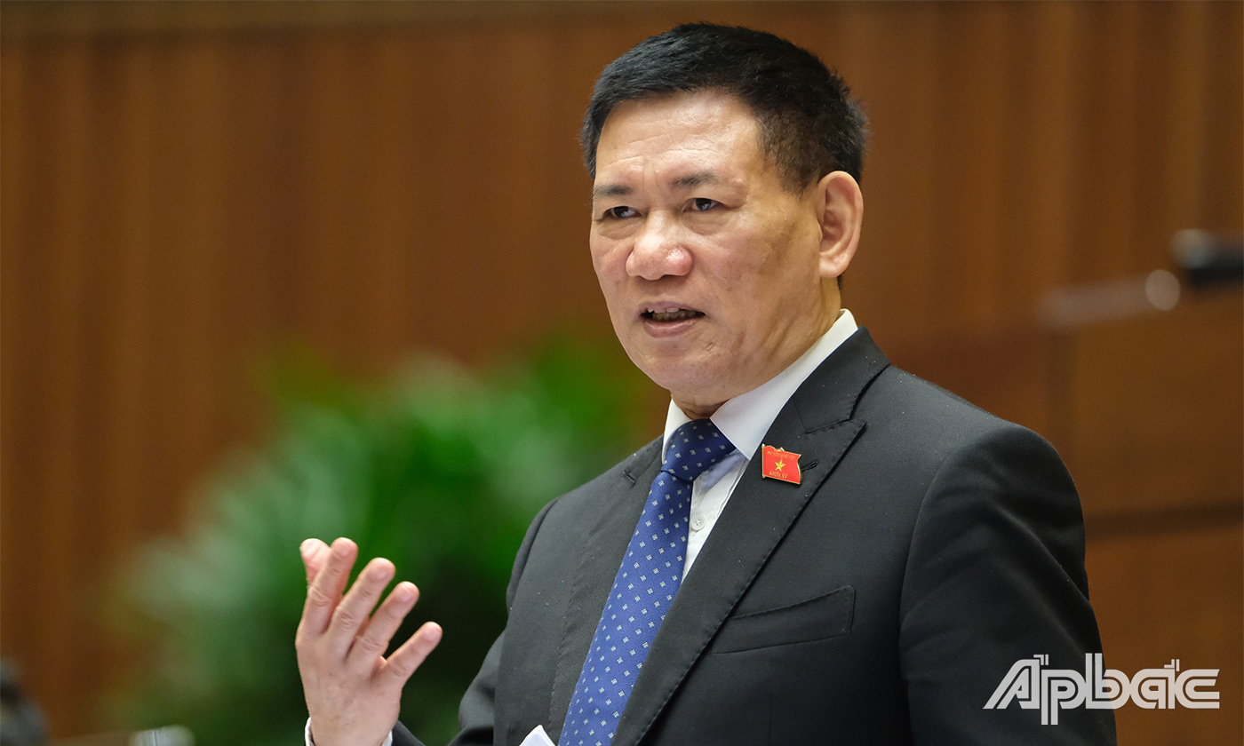 Bộ trưởng Bộ Tài chính Hồ Đức Phớc phát biểu giải trình một số nội dung đại biểu Quốc hội nêu