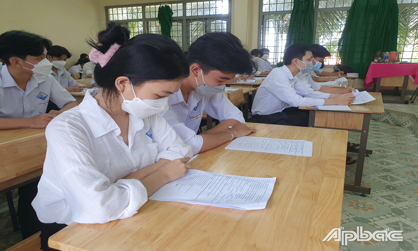 Học sinh lớp 12 Trường THPT Huỳnh Văn Sâm, huyện Cái Bè đang nỗ lực ôn thi tốt nghiệp THPT năm 2022. 