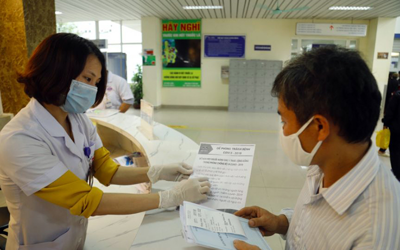 Khi đến cơ sở y tế, người dân vẫn cần phải đeo khẩu trang.
