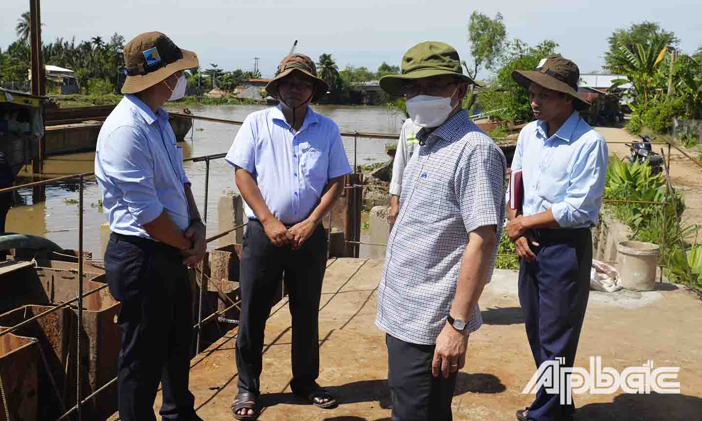 Đồng chí Nguyễn Văn Mười kiểm tra công trình thi công cống Rạch Gầm (xã Kim Sơn, huyện Châu Thành).
