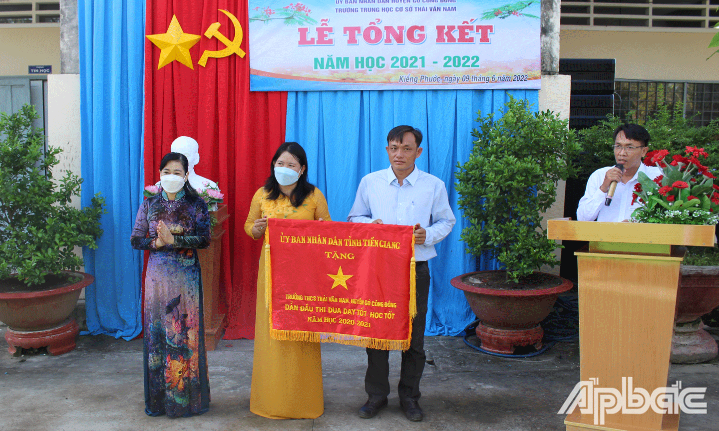 Đồng chí Châu Thị Mỹ Phương trao Cờ thi đua của UBND tỉnh Tiền Giang cho lãnh đạo nhà trường. 