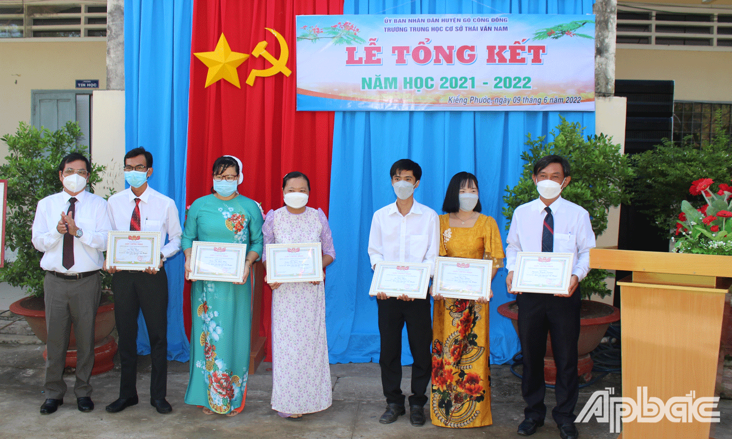 Phó Gi ám đốc Sở GD-ĐT Nguyễn Phương Toàn trao Giấy khen cho giáo viên dạy giỏi cấp huyện. 
