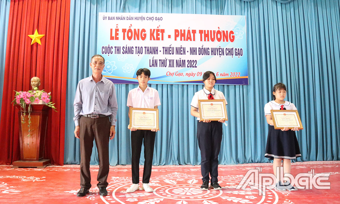 Ban tổ chức tiến hành trao giải nhất cho các em học sinh.