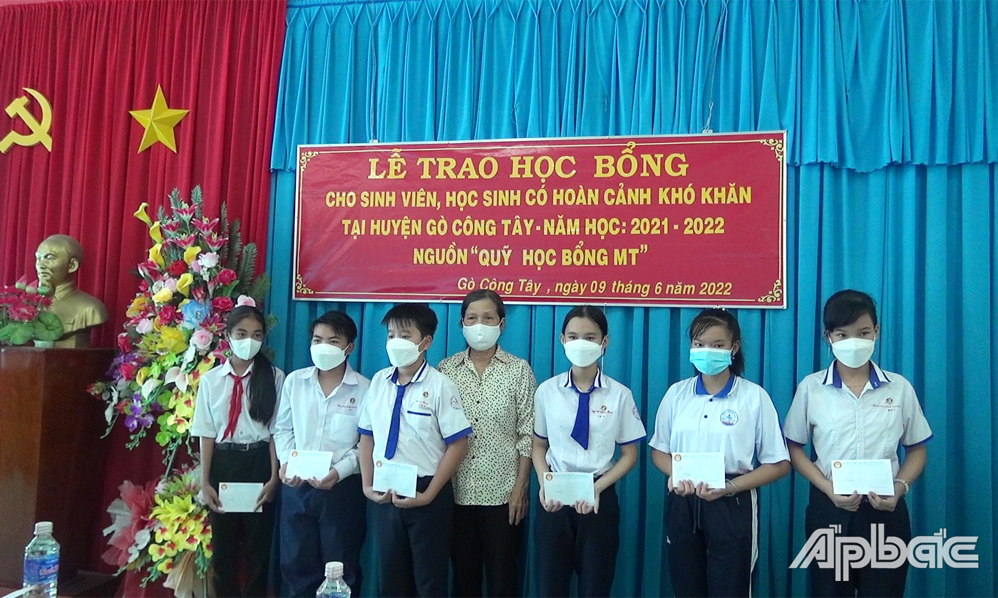 trao học bổng cho các em 