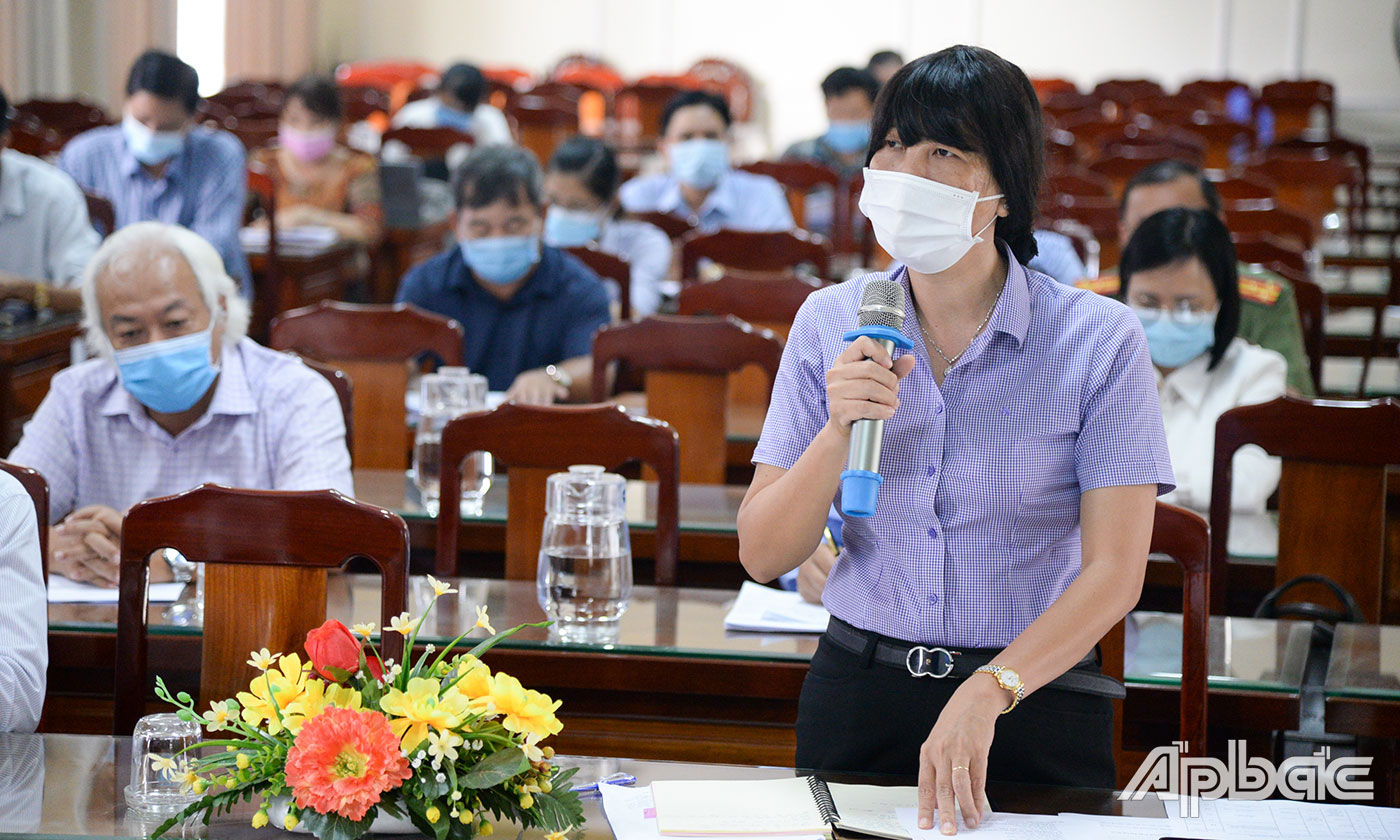 Phó Chủ tịch UBND TP. Mỹ Tho Lê Thị Bé Phượng phát biểu tại buổi làm việc với Ban Chỉ đạo phòng, chống dịch Covid-19 tỉnh Tiền Giang vào tháng 6-2021.                                     Ảnh: VĂN THẢO