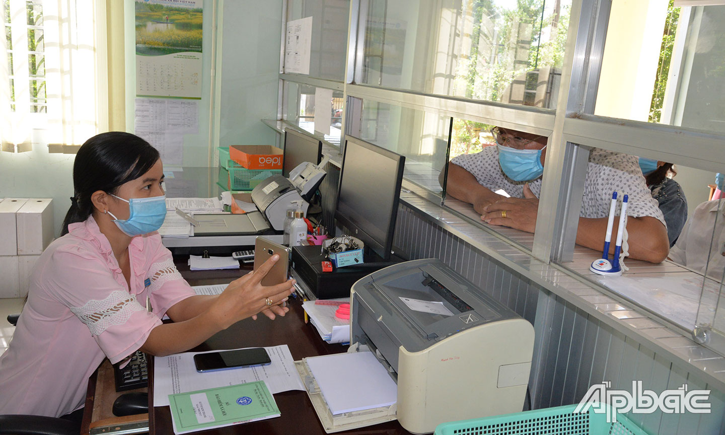 Công chức Bộ phận Tiếp nhận và trả kết quả Bảo hiểm xã hội huyện Gò Công Tây hướng dẫn người dân nộp hồ sơ.