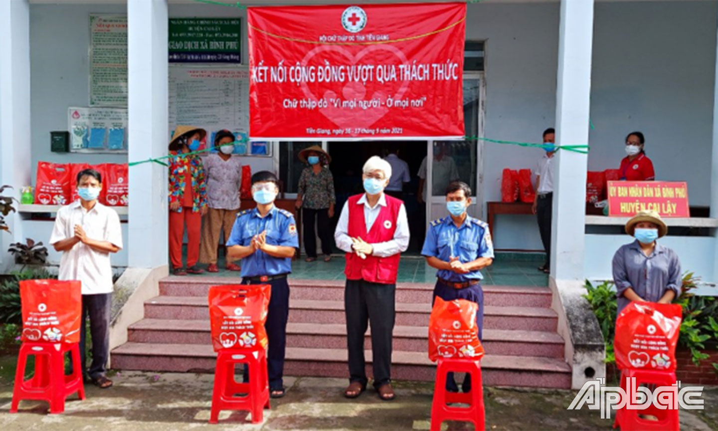 Hội CTĐ tỉnh trao quà cho người dân bị ảnh hưởng bởi dịch Covid-19.