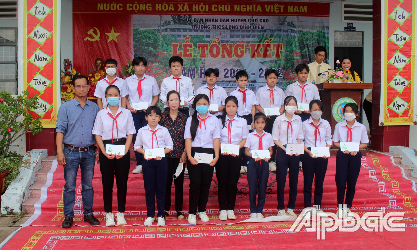 Trao học bổng cho học sinh tại Trường THCS Long Bình Điền.