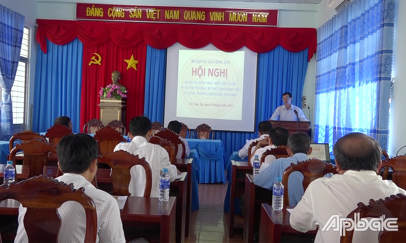 Phó Chủ tịch UBND huyện Gò Công Tây Nguyễn Thanh Tuấn hứa hẹn tại hội nghị