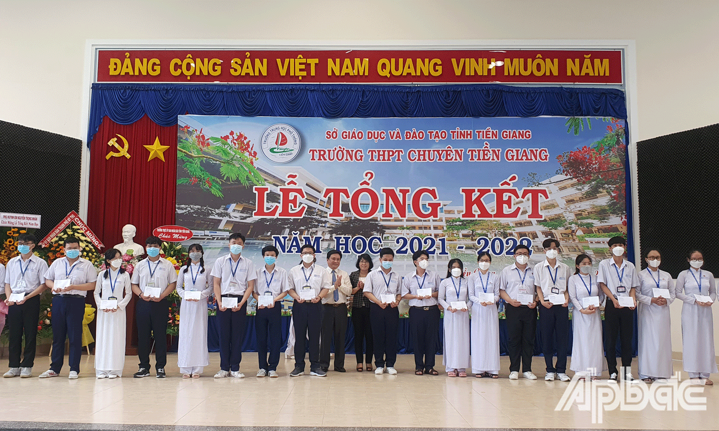 Đồng chí Trần Văn Dũng và đồng chí Phạm Thị Mai Tiên, Chánh văn phòng Tỉnh ủy trao học bổng cho học sinh của trường. 