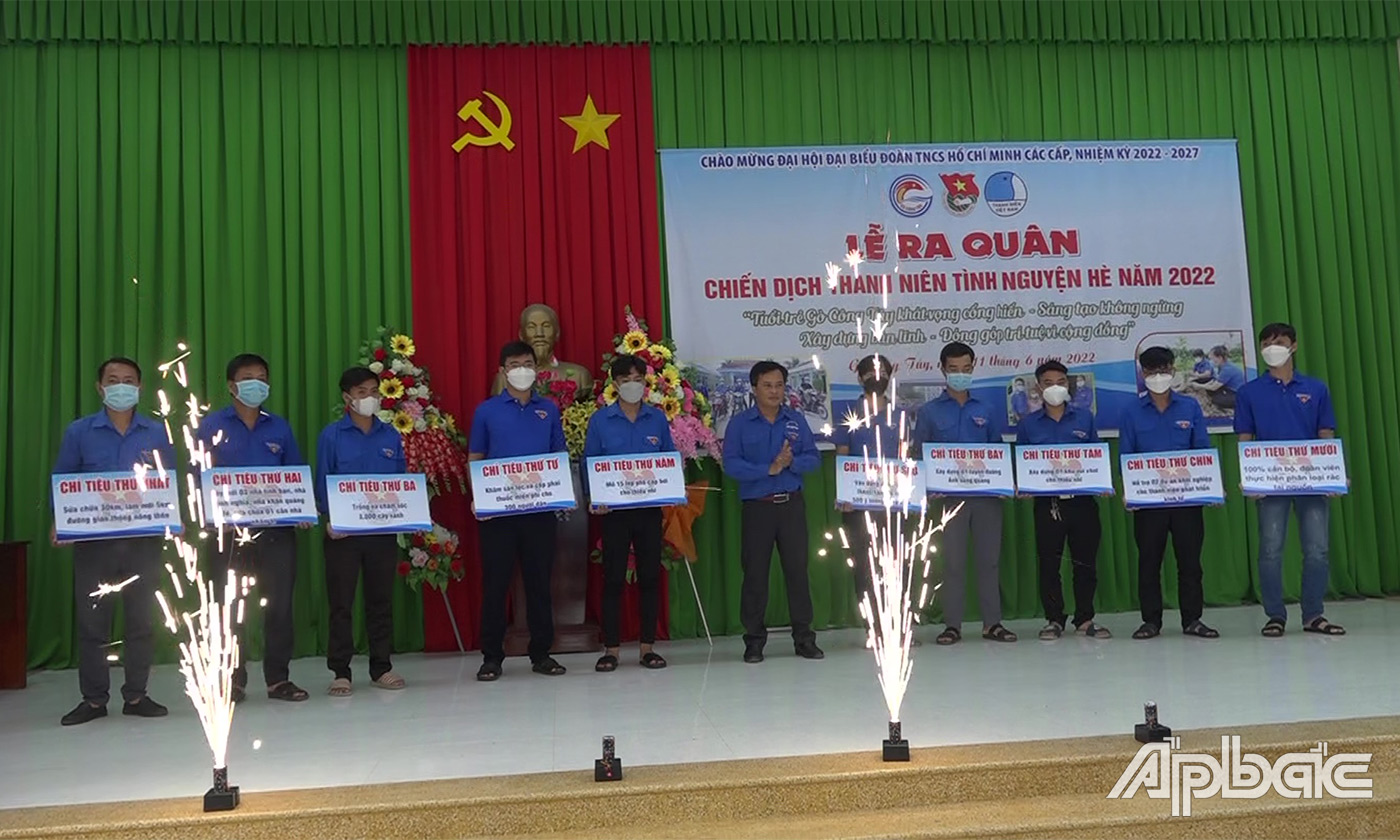 Lê Thanh Nghị đã trao bảng tượng trưng phân công nhiệm vụ cho 13 đơn vị đoàn cơ sở 