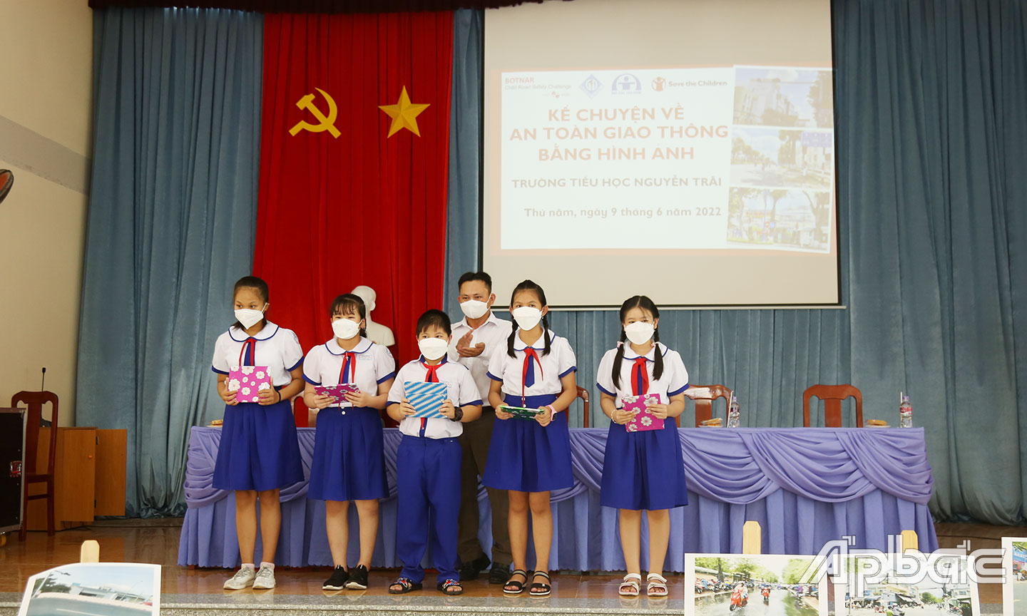 Ban tổ chức trao thưởng cho các em học sinh đã thực hiện những hình ảnh.