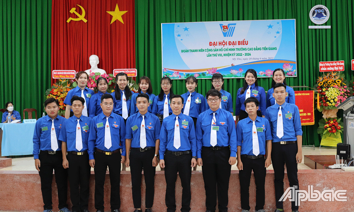 BCH Đoàn trường nhiệm kỳ mớ ra mắt trước Đại hội.
