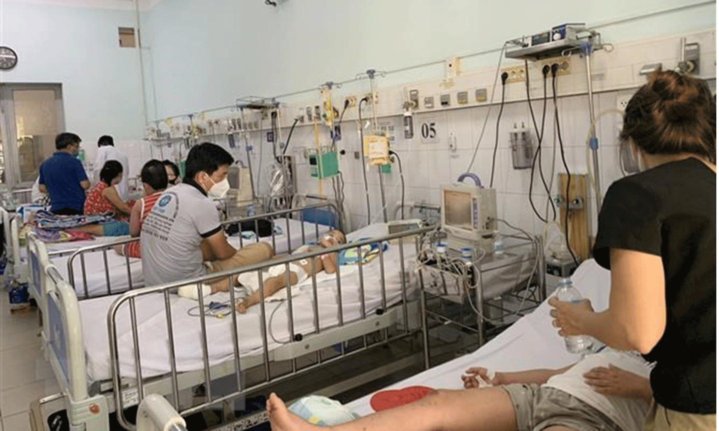 Nhiều bệnh nhi nhập viện do sốt xuất huyết tại Bệnh viện Nhi đồng 2, Thành phố Hồ Chí Minh. (Ảnh: TTXVN)