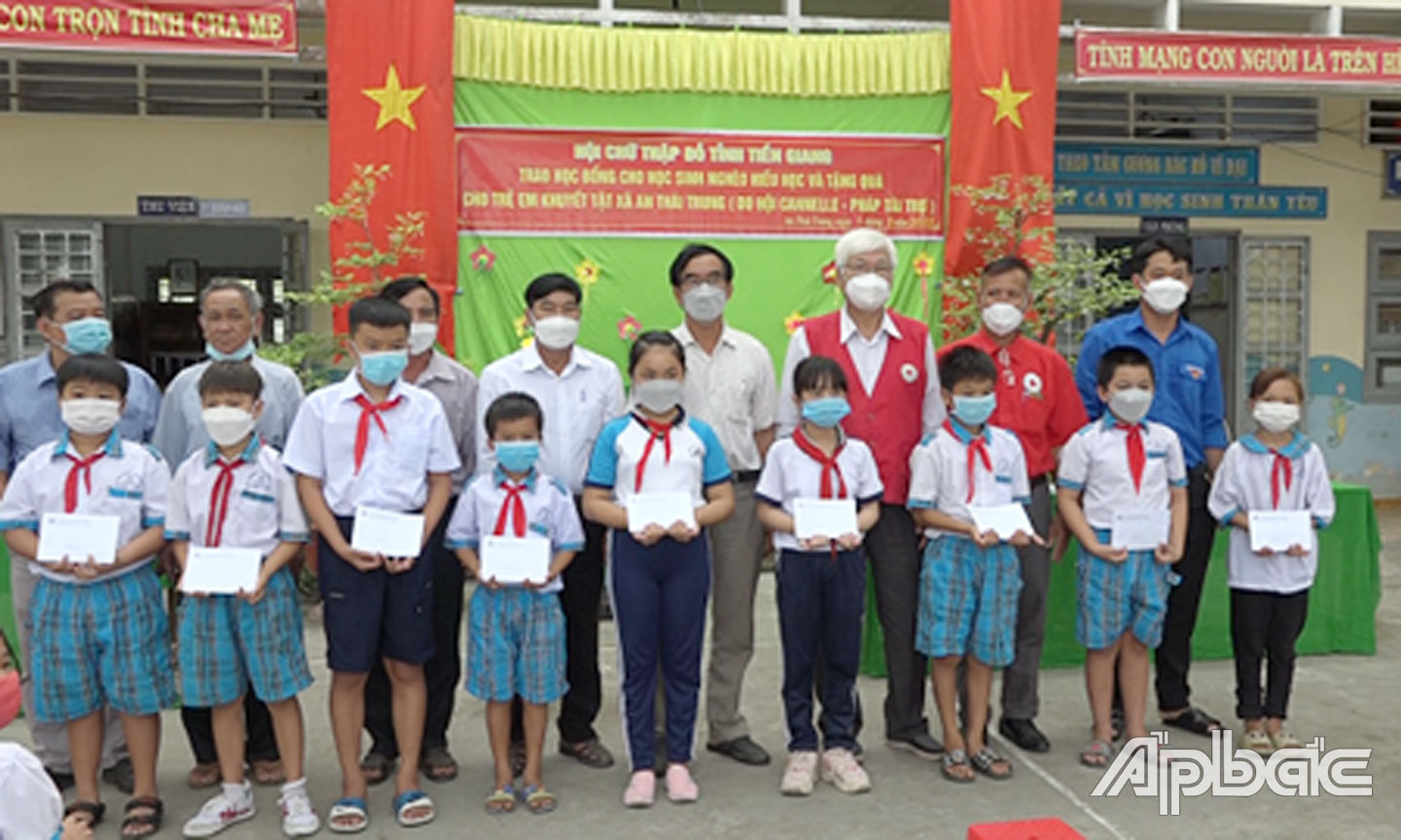 Hội CTĐ tỉnh trao quà cho trẻ em nghèo, khuyết tật.