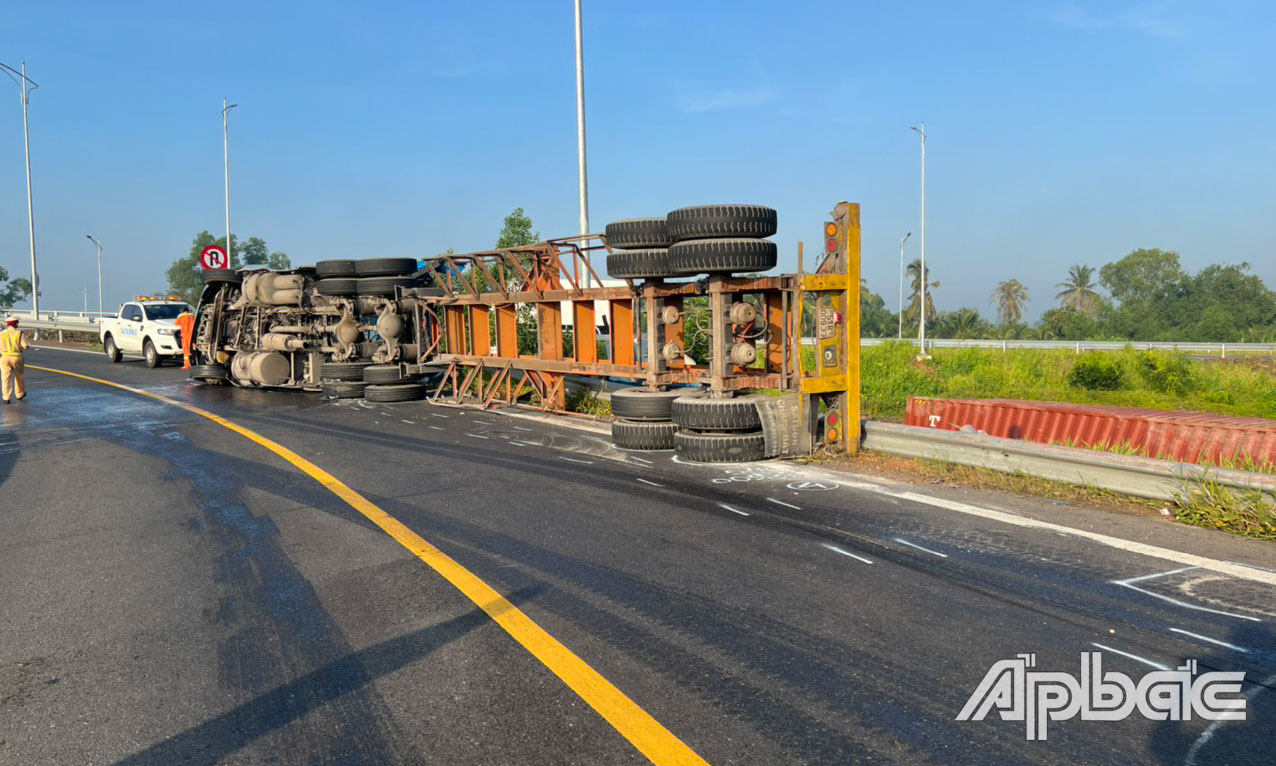Container lật nằm chắn 1 phần đường.