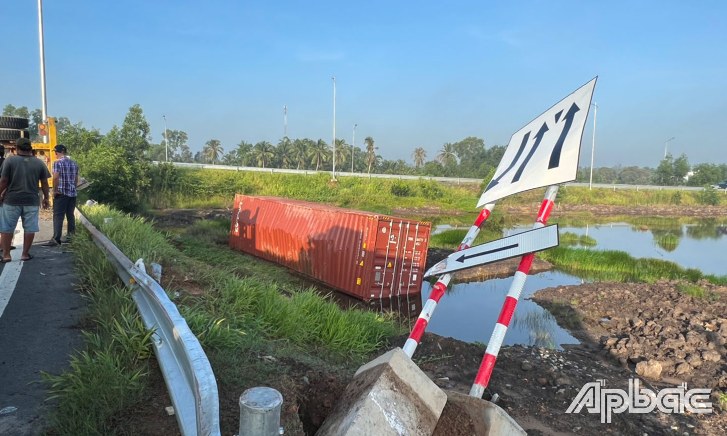 1 thùng container văng xuống bên đường.