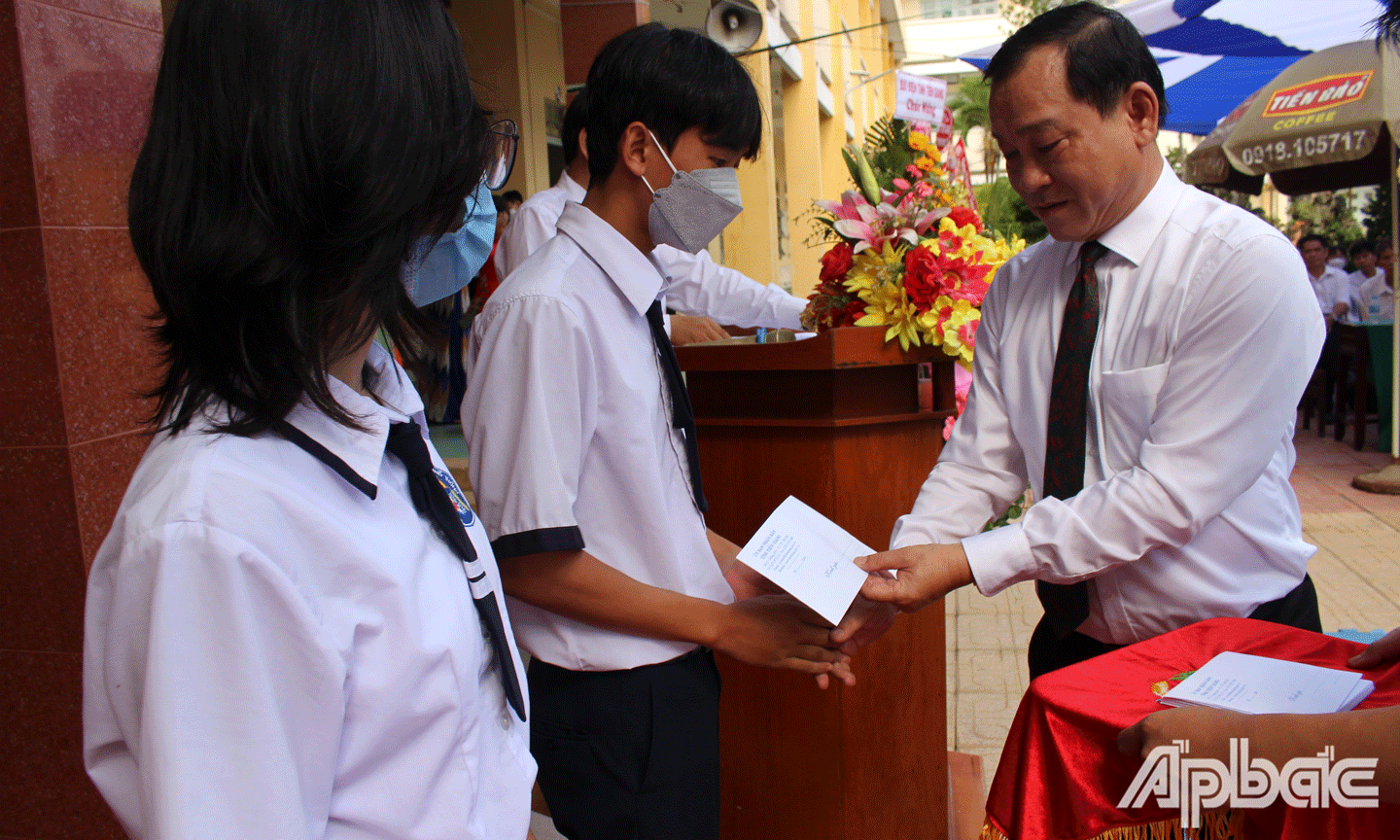 Chủ tịch UBND tỉnh Nguyễn Văn Vĩnh phát học bổng cho học sinh có hoàn cảnh khó khăn vượt khó học tốt của trường. 