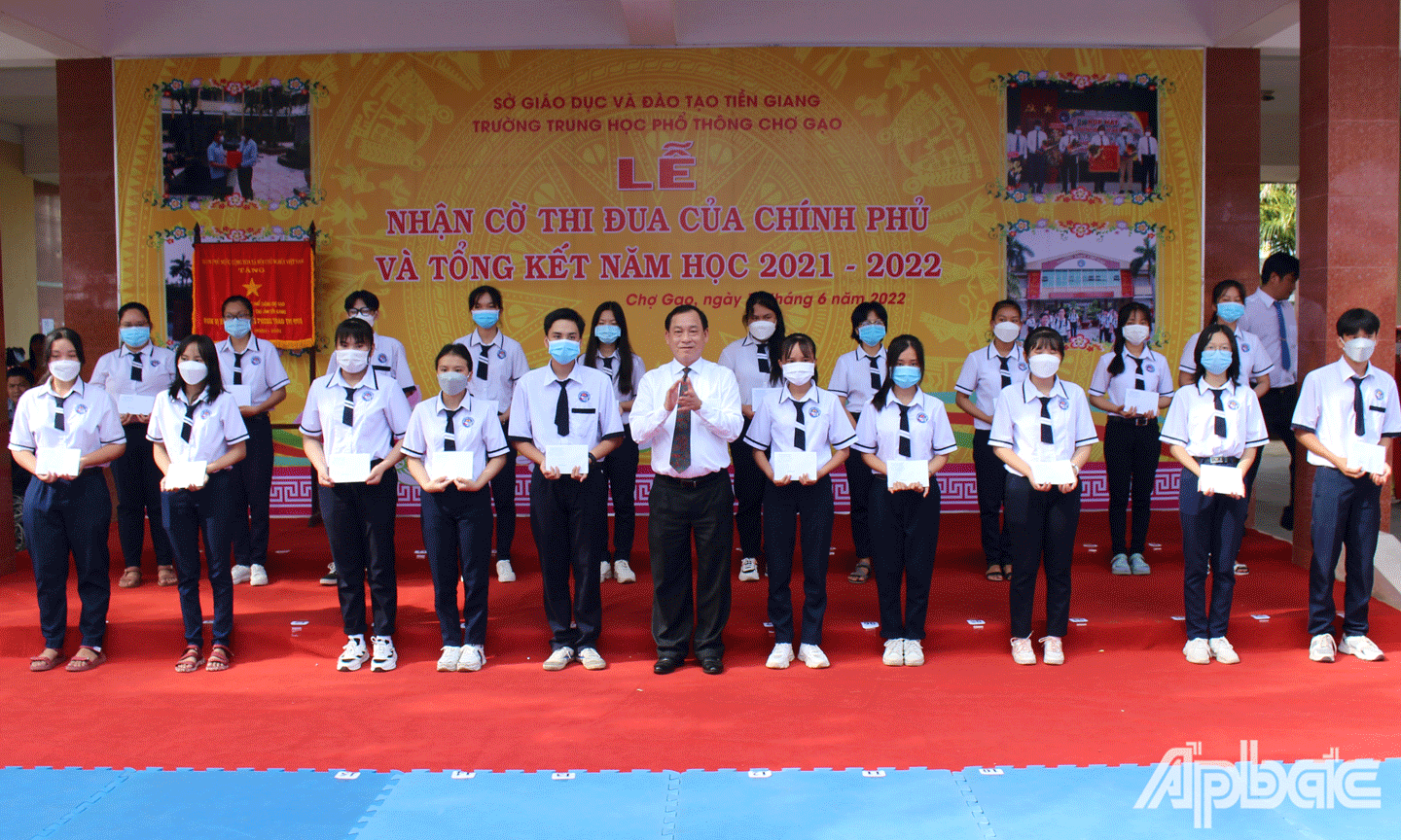 Chủ tịch UBND tỉnh Nguyễn Văn Vĩnh phát học bổng cho học sinh có hoàn cảnh khó khăn vượt khó học tốt của trường. 