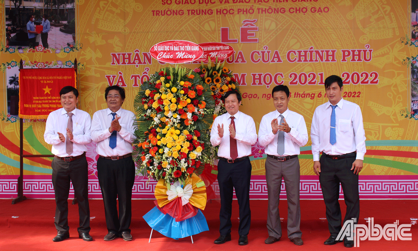Tiến sĩ Lê Quang Trí  tặng hoa chúc mừng nhà trường nhân dịp lễ tổng kết. 