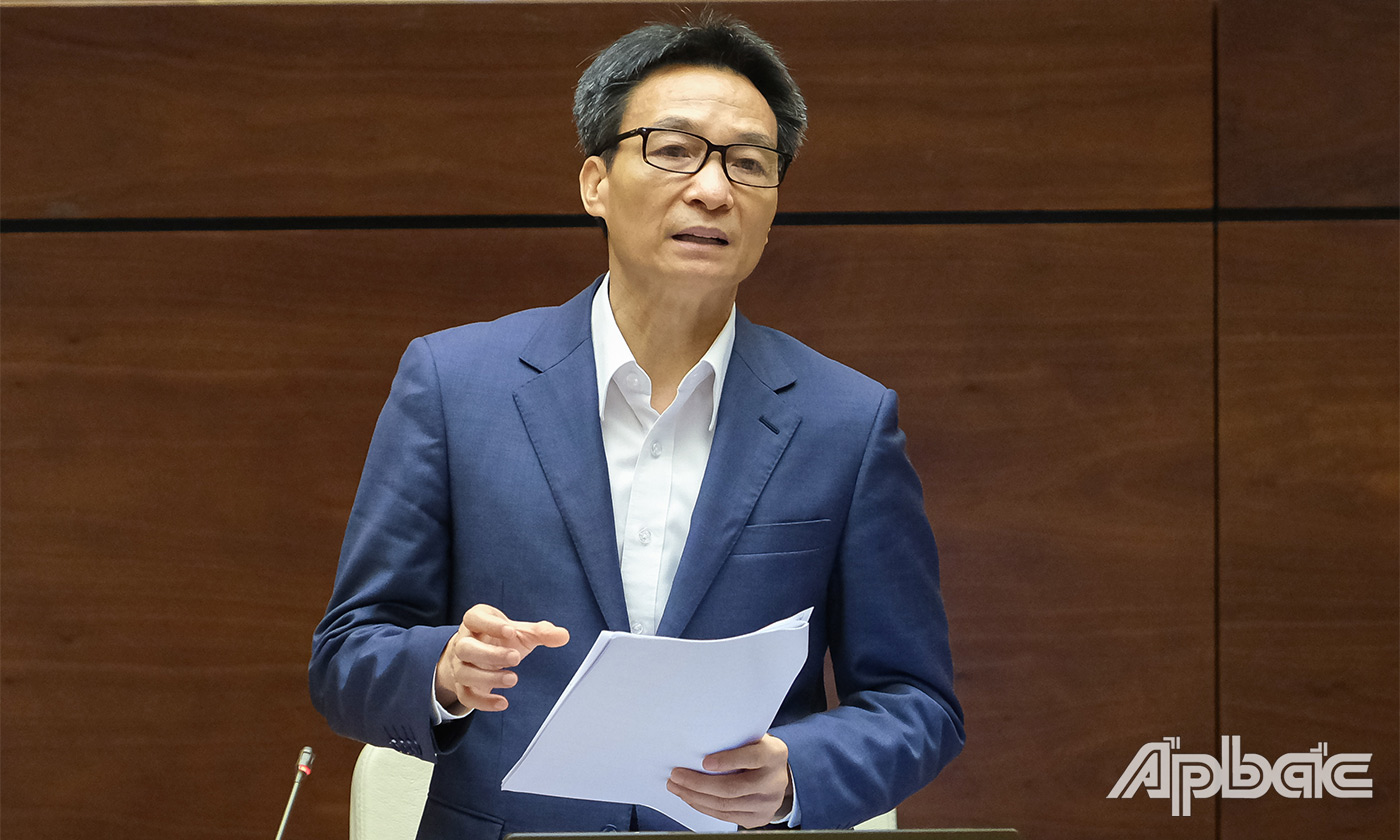 Phó Thủ tướng Chính phủ Vũ Đức Đam phát biểu giải trình ý kiến của các đại biểu
