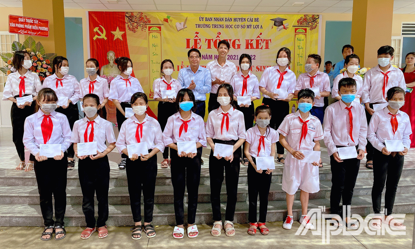 Trưởng ban Tổ chức Tỉnh ủy (thứ  từ trái sang) trao học bổng cho học sinh có hoàn cảnh khó khăn vượt khó học tốt của nhà trường). 