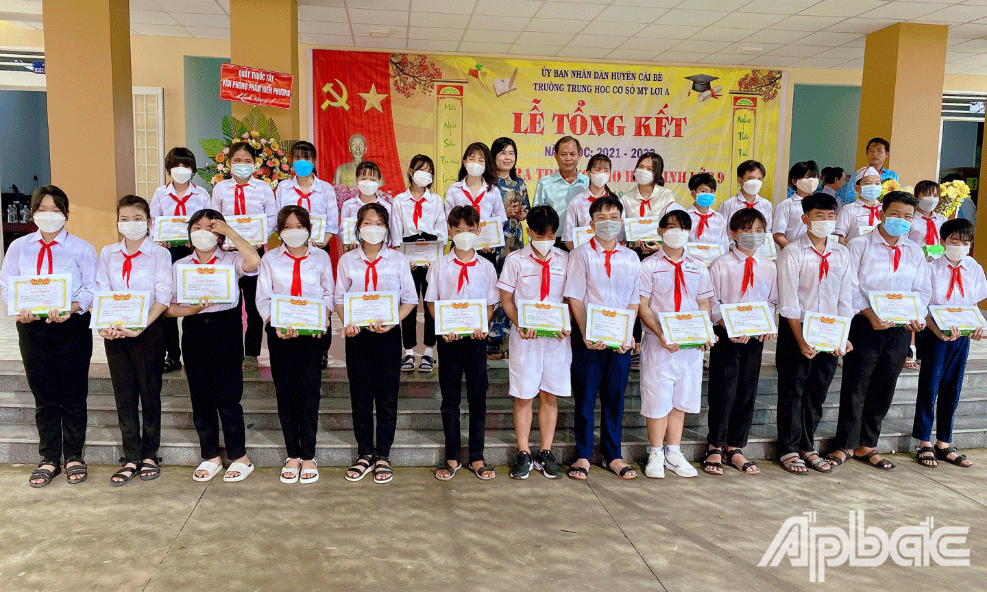 Tiến sĩ Lê Thị Loan (thứ từ trái sang) trao Gi ấy khen cho học sinh đạt đạt thành tích trong năm học vừa qua.  