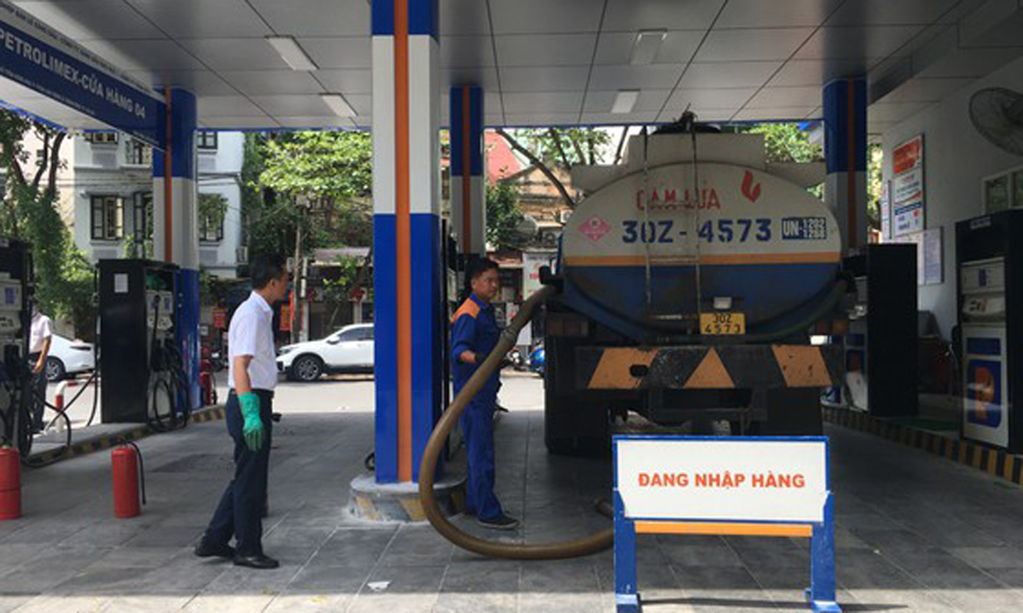 Lúc 10 giờ sáng 13-6, nhiều cửa hàng xăng dầu ở Hà Nội treo biển 