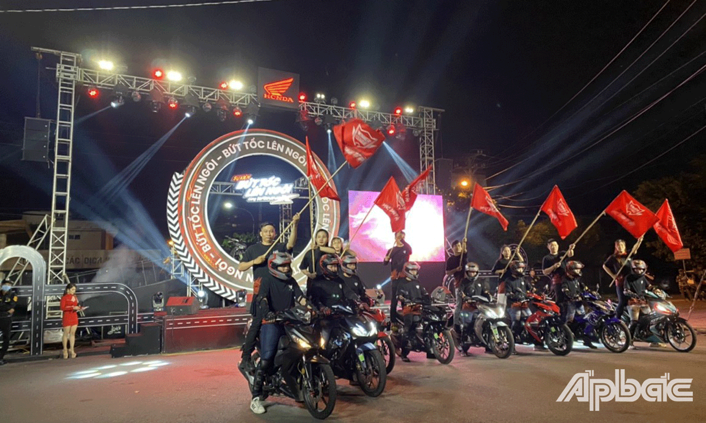 biểu diễn nghệ thuật cho thanh niên công nhân lao động. 