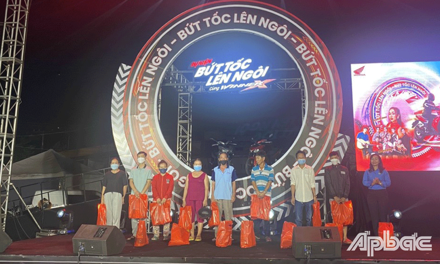 Ban Tổ chức đã trao 50 phần quà cho thanh niên công nhân có hoàn cảnh khó khăn, đang làm việc tại Cụm Công nghiệp Trung An, mỗi phần quà bao gồm 10kg gạo và nhu yếu phẩm.