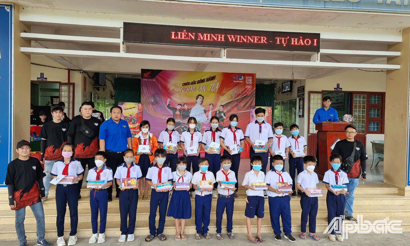 Ban Tổ chức Chương trình cũng trao 500 phần học bổng và dụng cụ học tập đến các em học sinh hiếu học, có hoàn cảnh khó khăn 