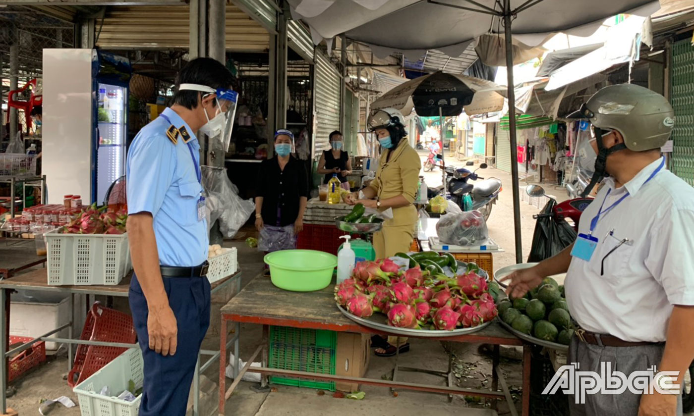 Quyền Cục trưởng Cục QLTT tỉnh Đỗ Văn Phước tham gia Đoàn kiểm tra, kiểm soát thị trường.