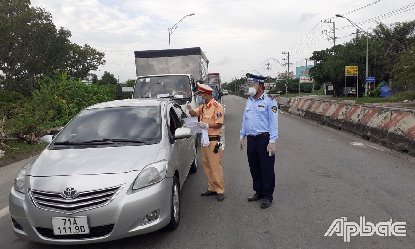 Công chức Cục QLTT tỉnh Tiền Giang tham gia chốt kiểm soát dịch Covid-19.