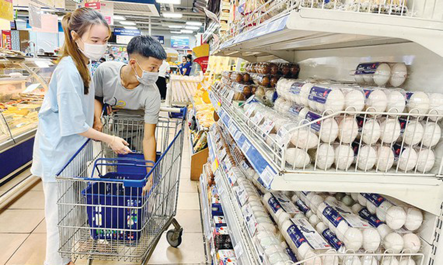 Người dân chọn mua trứng tại siêu thị Co.opmart Nguyễn Kiệm (quận Phú Nhuận) chiều 13-6. Ảnh: THI HỒNG