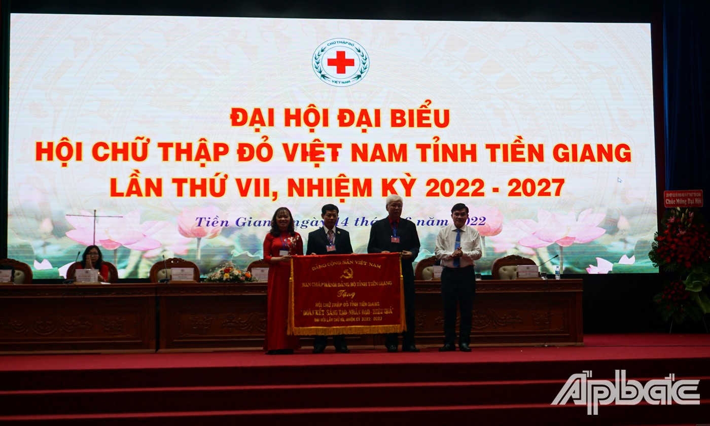 Đồng chí Nguyễn Văn Mười, Ủy viên Thường vụ Tỉnh ủy, Phó Chủ tịch UBND tỉnh Tiền Giang thay mặt Ban Chấp hành Đảng bộ tỉnh tặng bức trướng cho Đại hội. 