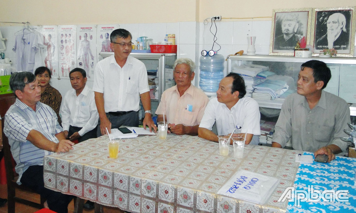 Kiểm tra lăng quăng hộ bà Nguyễn Thị Bảy, ấp 3B (hộ có rất nhiều vật chứa nước lớn và xung quanh nhà có nhiều vật dụng có lăng quăng).