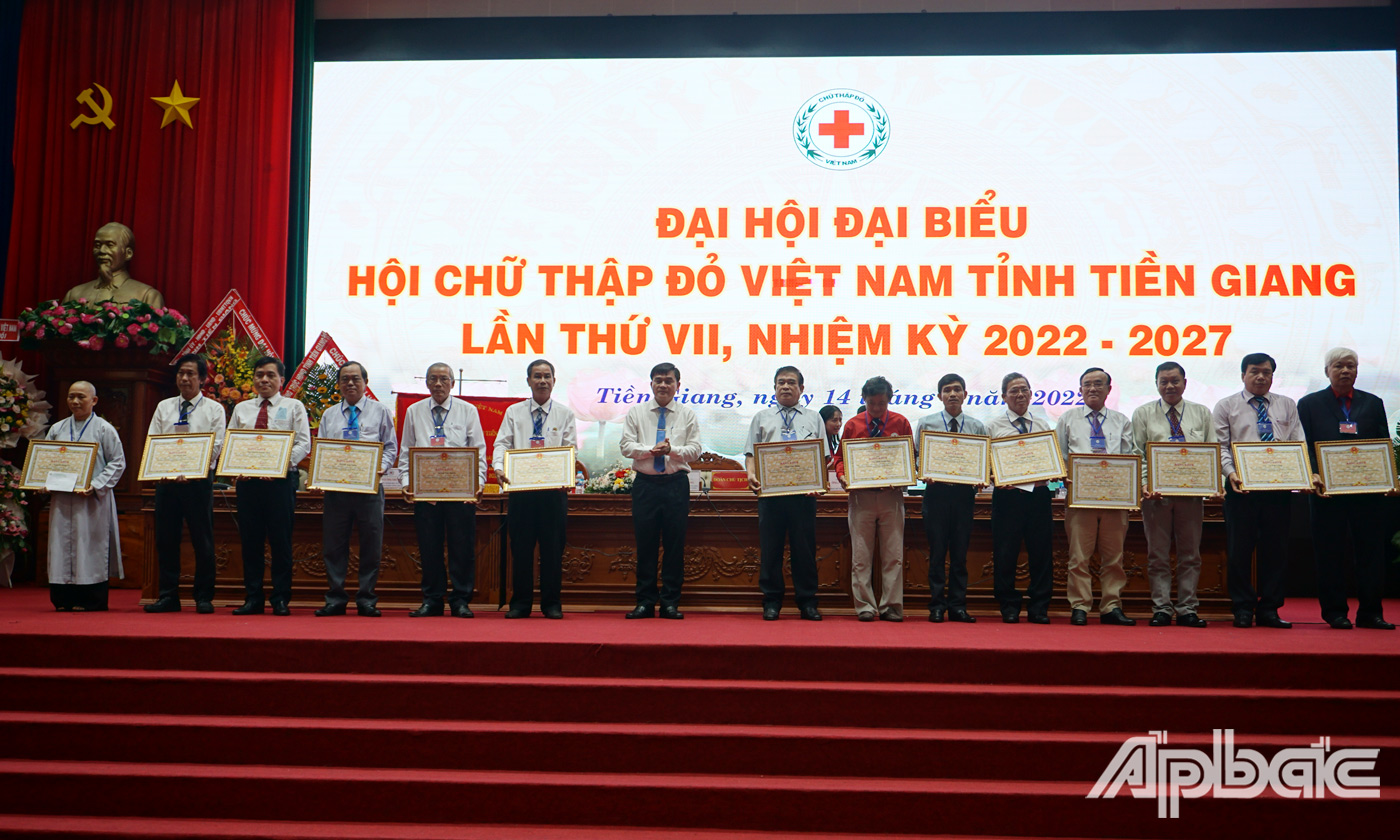 Đồng chí Nguyễn Văn Mười, Ủy viên Thường vụ Tỉnh ủy, Phó Chủ tịch UBND tỉnh Tiền Giang tặng Bằng khen cho các tập thể vì đã có thành tích trong công tác hoạt động nhân đạo, từ thiện, góp phần thực hiện tốt công tác an sinh xã hội tại địa phương. 