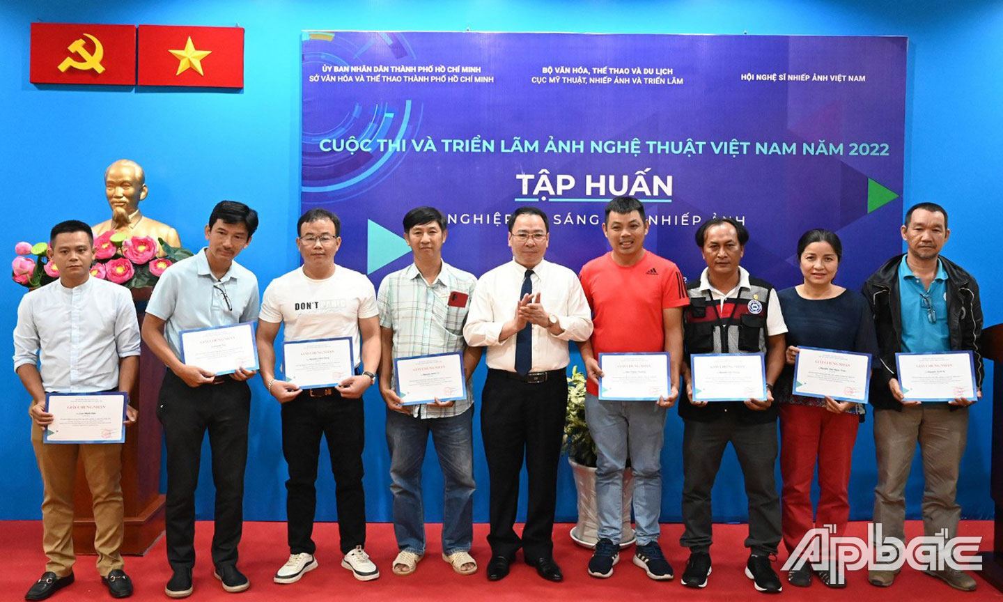 Ông Mã Thế Anh tặng ảnh cho Đại diện Sở Văn hóa TP. Hồ Chí Minh.  Ban tổ chức đã trao giấy chứng nhận cho 50 nghệ sĩ nhiếp ảnh tham gia.