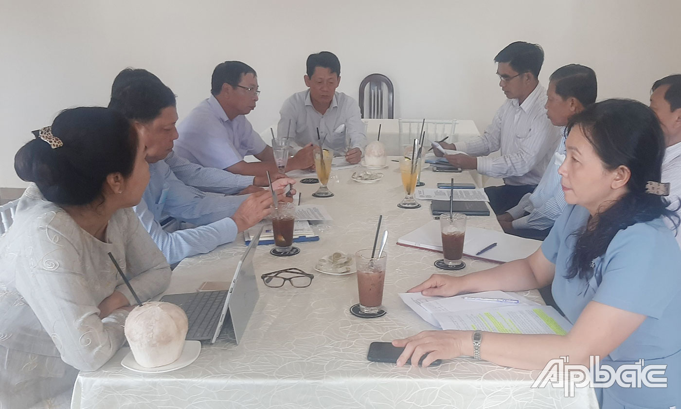 Các sở, ngành tỉnh Tiền Giang họp bàn để chuẩn bị mở tuyến vận chuyển khách du lịch bằng đường thủy tầm xa từ Thành phổ Hồ Chí Minh đi tỉnh Tiền Giang, tỉnh Bến Tre và ngược lại.