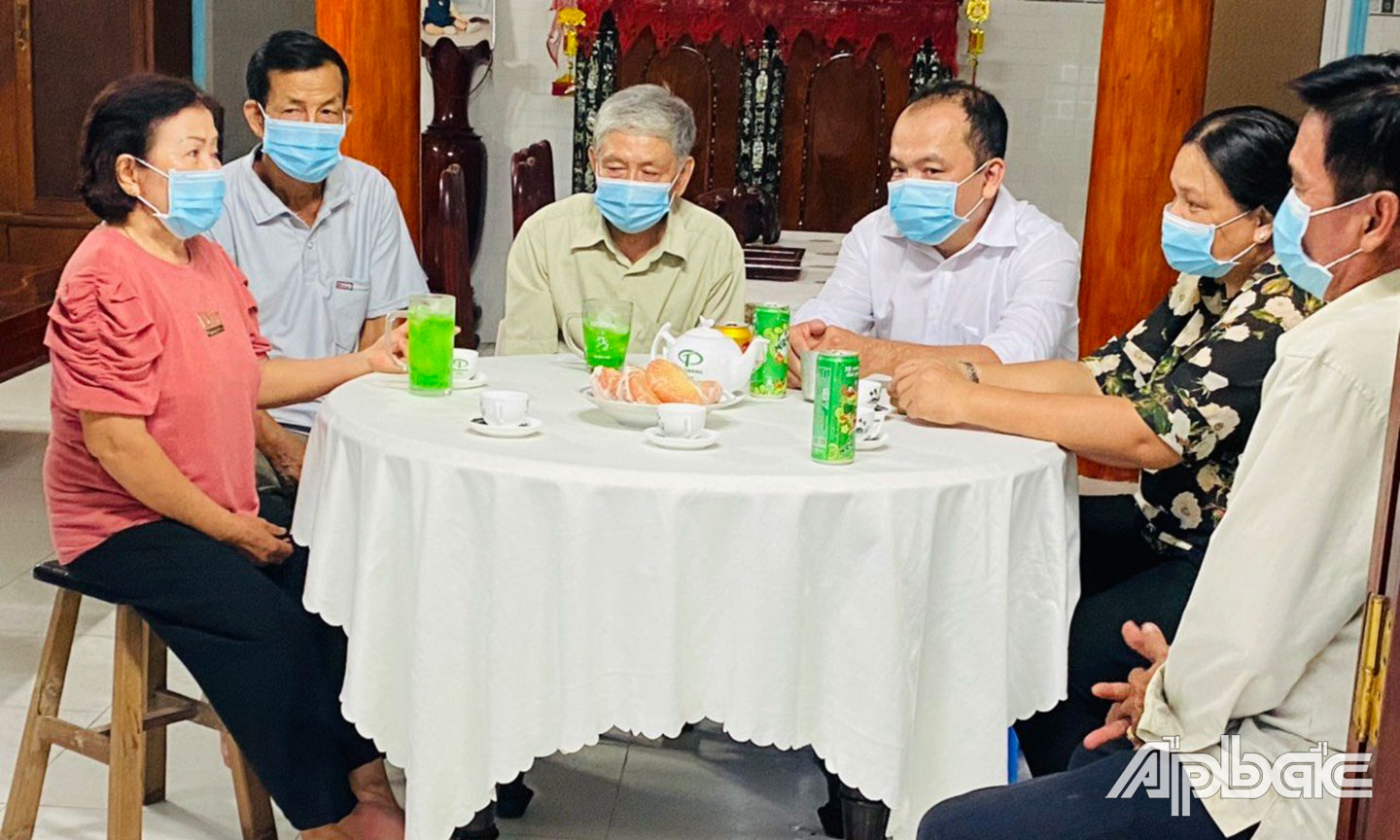 Ban Chủ nhiệm Câu lạc bộ “Gia đình hạnh phúc” ấp An Lạc B, xã Lương Hòa Lạc thăm gia đình bà Lê Thị Bé Sương,  thành viên câu lạc bộ. 