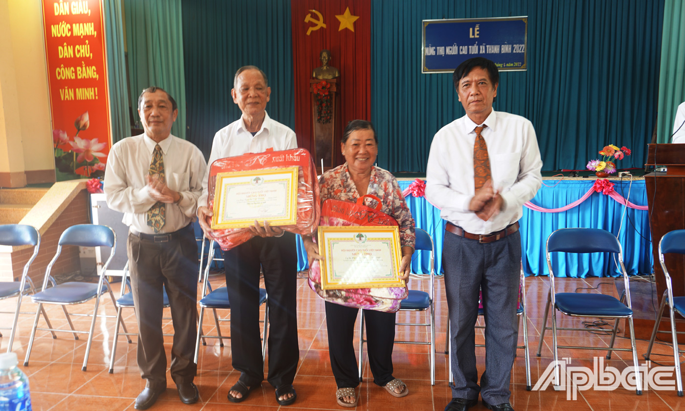 Ông Nguyễn Ngọc Minh, Chủ tịch Hội NCT tỉnh Tiền Giang trao bằng mừng thọ 75 tuổi cho Trung tướng Nguyễn Việt Thành (Anh hùng lực lượng vũ trang nhân dân, nguyên Phó Chánh Văn phòng Ban Chỉ đạo Quốc gia phòng, chống tham nhũng).