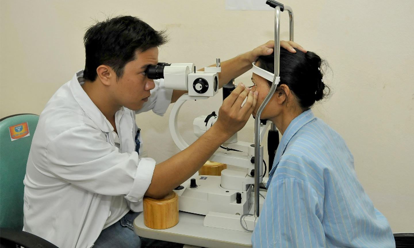 Khám mắt cho bệnh nhân tại Bệnh viện đa khoa tỉnh Hòa Bình. (Ảnh: Nguyễn Đăng)