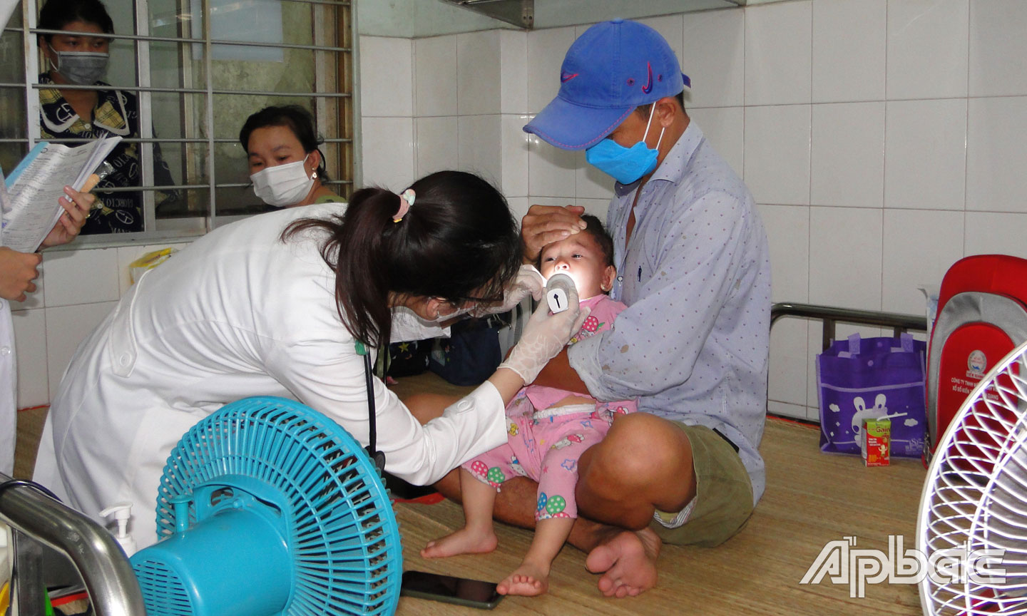 Trẻ mắc bệnh tay chân miệng đang điều trị tại Bệnh viện ĐKTT tiền Giang ngày 13.6.2022.