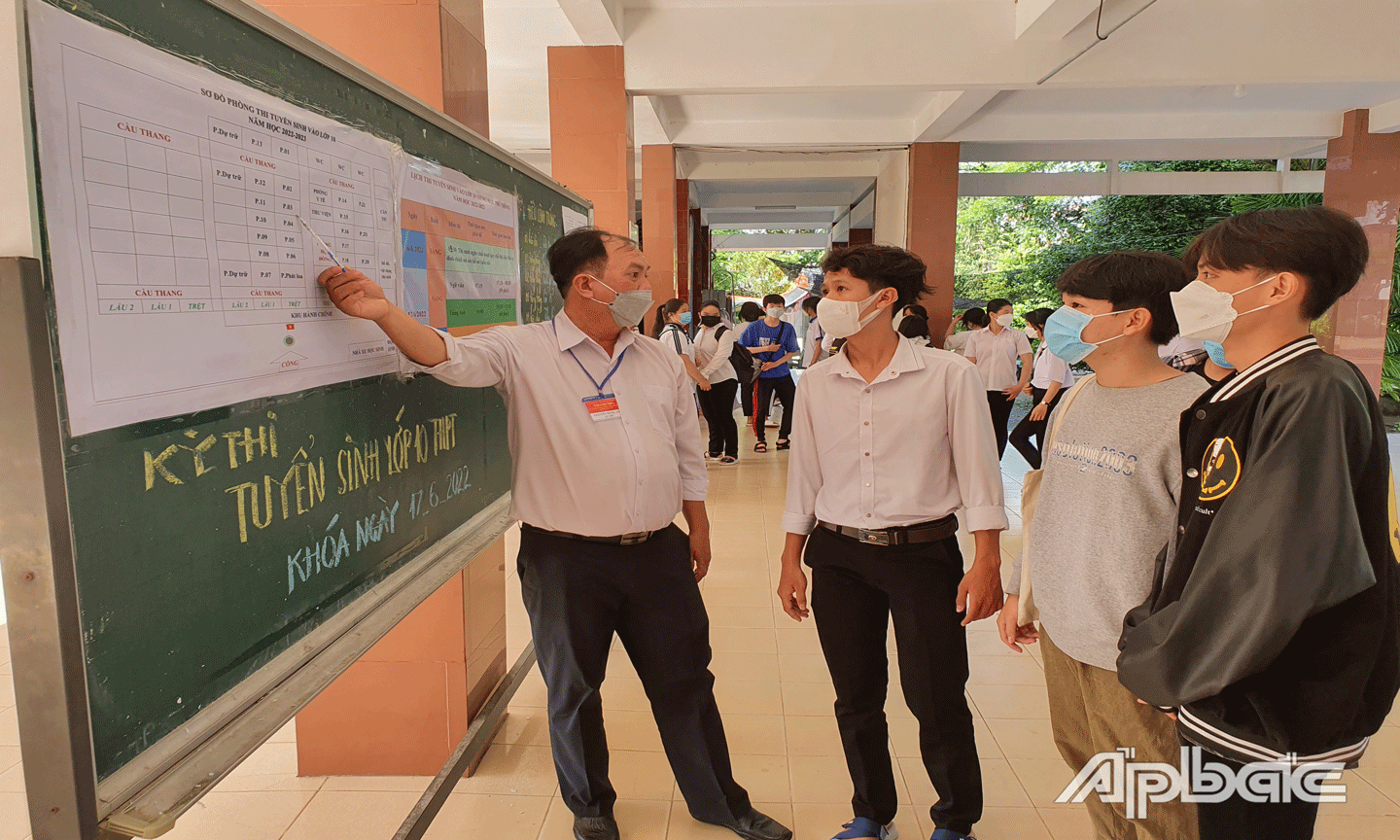 Hướng dẫn các TS lên phòng thi (Ảnh chụp tại  Hội đồng thi Trường THPT Vĩnh Kim)