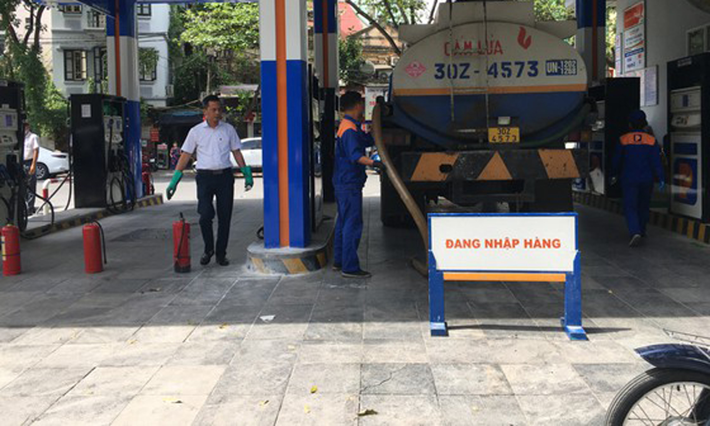 Cần tăng mức dự trữ xăng dầu quốc gia để ứng phó với bão giá và khan thiếu hàng