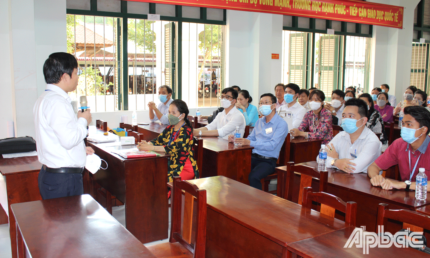 Tiến sĩ Lê Quang Trí thăm hỏi động viên các thầy cô làm nhiệm vụ tại Hội đồng thi Trường THPT Nguyễn Đình Chiểu. 