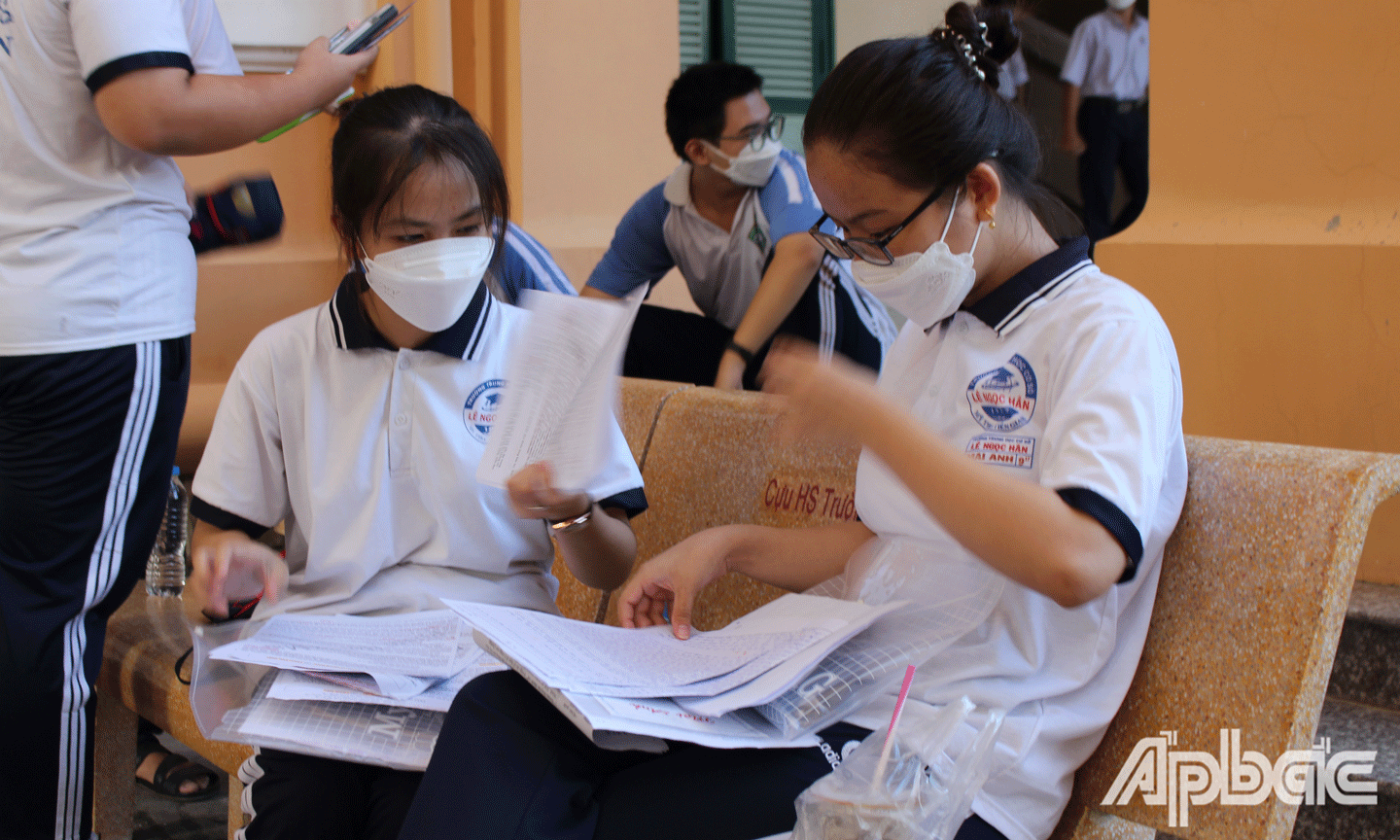 Ôn bài trước khi vào phòng thi. 